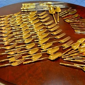 85 pieces 20th century English gold-plated flatwares